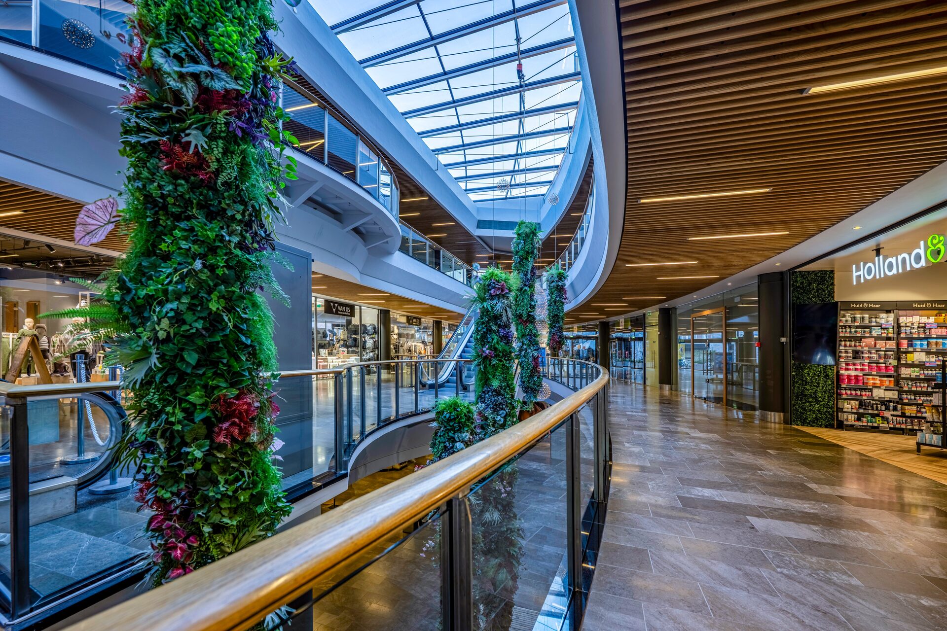 Lichthof van Winkelcentrum Zaailand met groene wanden en roltrap